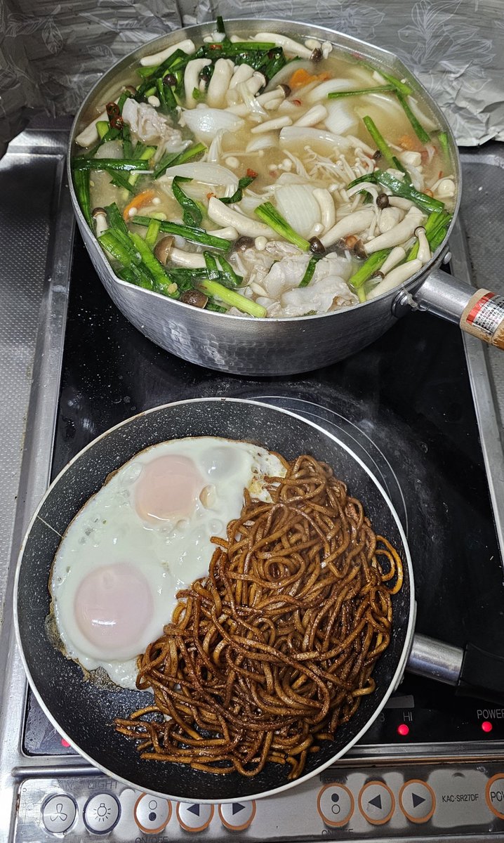 JunjunS0628's tweet photo. 昨日作りました。
焼きそば【目玉焼きを添えて】
味噌汁鍋。いつも一緒やけど、
玉ねぎ入れるのにはまってます。
甘くなるのよね。 https://t.co/ctTqXWcS8f