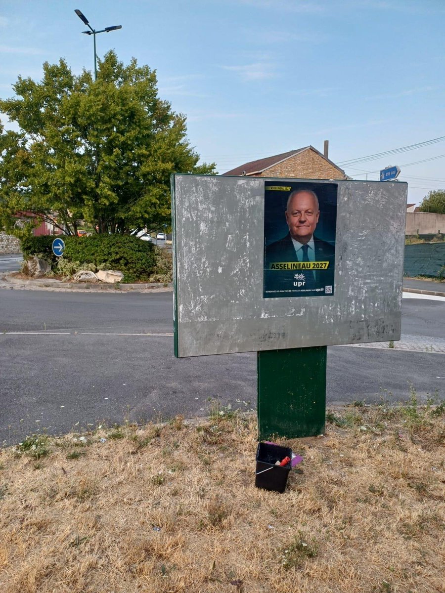 nicolasbauer2's tweet photo. DE LA COLLE ET DU CŒUR 
Jade de Nouméa,  le chef-lieu de la Nouvelle-Calédonie, de passage dans le Val-d'Oise (95), a aidé les équipes de la délégation à montrer que le militantisme de terrain est bien présent pour rendre visible @f_asselineau pour sauver la France 🇨🇵. https://t.co/fFLNaN3Apw
