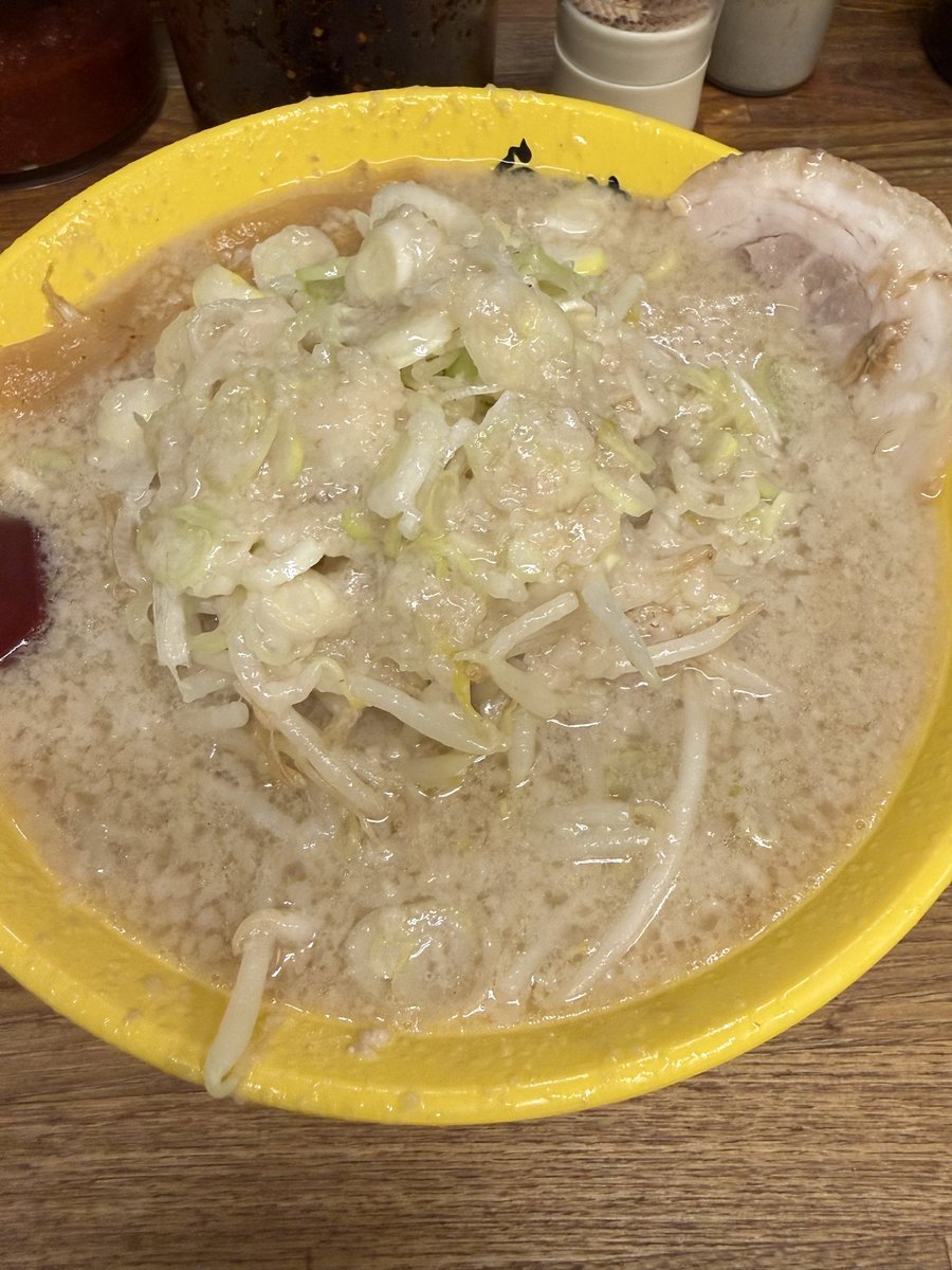 NishibonCh's tweet photo. #らーめん弁慶 #背脂 

らーめん並脂多め(ギタ)
たっぷりとかけられた背脂は甘味を感じる美味しいヤツ😋🍜‼️
ホロホロのチャーシューとモヤシとネギの食感アクセント‼️🍜
並盛りでも充分腹一杯になる食べ応え😋‼️やめられないっス‼️
美味しかったです😋🍜御馳走様でした‼️😋🍜 https://t.co/glWoBTQMw0