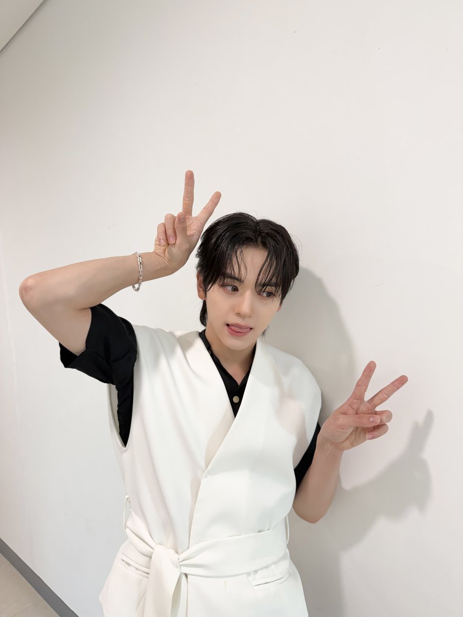 nSSign_official's tweet photo. [ #성윤 ] 코스모 더운데 고생 많았어🫶

#nSSign #엔싸인 #エンサイン #SUNGYUN https://t.co/44HDWspgJG