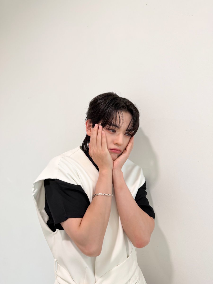nSSign_official's tweet photo. [ #성윤 ] 코스모 더운데 고생 많았어🫶

#nSSign #엔싸인 #エンサイン #SUNGYUN https://t.co/44HDWspgJG