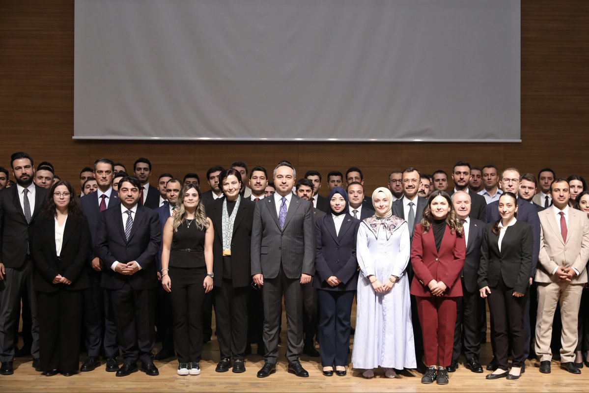 burakdemiralptr's tweet photo. Güçlü şehirlerin ardında güçlü kadrolar var.✨

Çevre ve Şehircilik Uzman Yardımcısı Hizmet İçi Eğitim Programı’nda aramıza katılan çalışma arkadaşlarımızla bir araya geldik.

Her bir yol arkadaşımızın bilgi, heyecan ve gayretle; şehirlerimize, çevremize ve milletimize değer katacak işler yapacağına yürekten inanıyor; görevlerinde başarılar diliyorum.
@csbgovtr