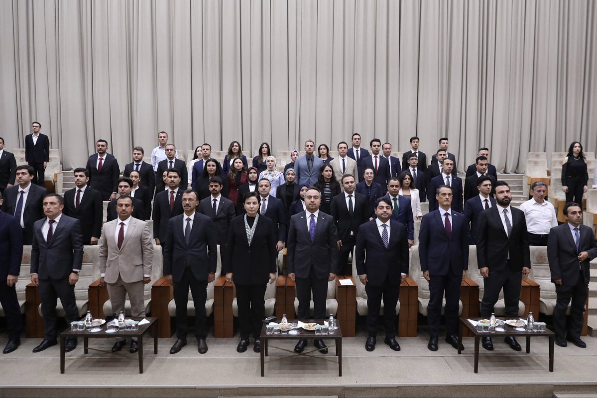 burakdemiralptr's tweet photo. Güçlü şehirlerin ardında güçlü kadrolar var.✨

Çevre ve Şehircilik Uzman Yardımcısı Hizmet İçi Eğitim Programı’nda aramıza katılan çalışma arkadaşlarımızla bir araya geldik.

Her bir yol arkadaşımızın bilgi, heyecan ve gayretle; şehirlerimize, çevremize ve milletimize değer katacak işler yapacağına yürekten inanıyor; görevlerinde başarılar diliyorum.
@csbgovtr