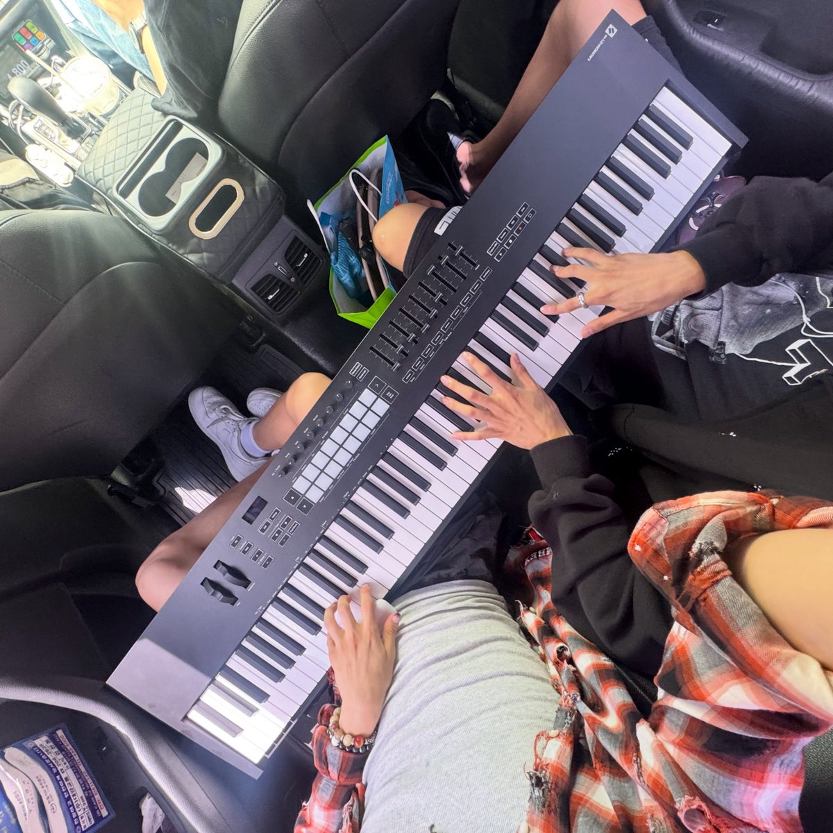 dimorexclub's tweet photo. @_DIMOREX INSTAGRAM POST ▪︎ 260727
Dimo Rex shared photos and vidoes from his recent trip/vacation. 🔆
#디모렉스 #DIMOREX @_DIMOREX https://t.co/L2S4eKNVo4