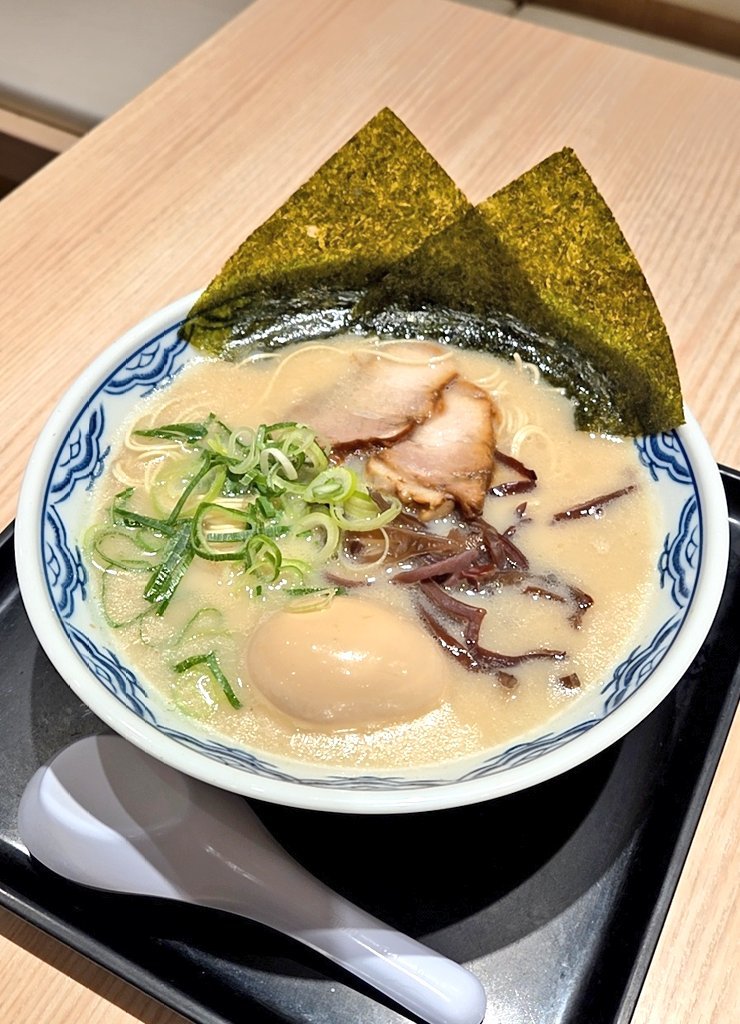 meirieiji's tweet photo. 人形町駅の傍にある博多ラーメン屋　《由○》(よしまる)。都内にも複数あるラーメン居酒屋。正統派の豚骨ラーメンは美味しいし、鶏の叩きや明太子など福岡を感じさせる酒肴も揃っている。通し営業で助かるし、19時までのハッピーアワーはアルコールが安い。
#明利グルメ　#由丸　#ラーメン　#人形町 https://t.co/mlFmFsFWR1