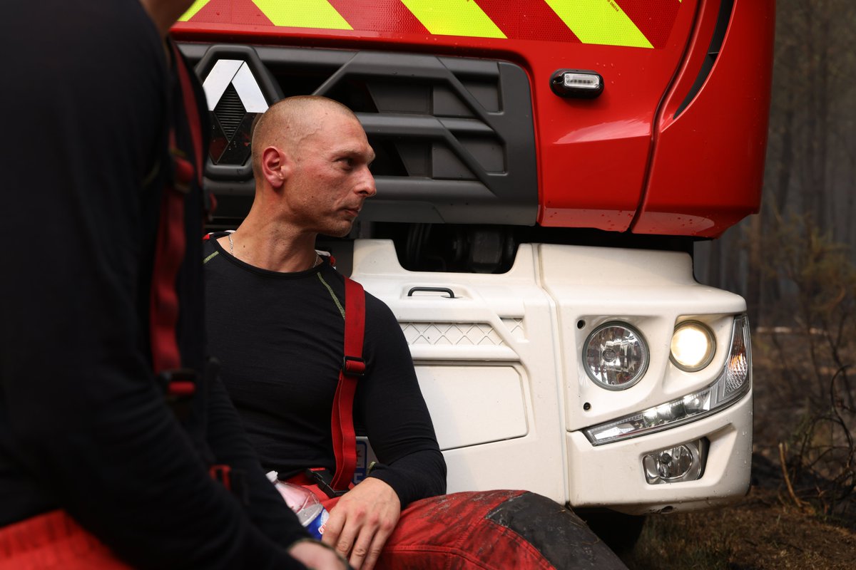 PompiersParis's tweet photo. Répondant à la mobilisation et la solidarité nationales demandées par le ministre de l’Intérieur, la préfecture de Police s'est fortement mobilisée dans le Sud-Ouest en complément des moyens déjà présents sur les nombreux feux de forêt.

C'est ainsi qu'outre les sapeurs-pompiers de Paris et les SDIS de grande couronne francilienne déployés depuis plusieurs jours, le préfet de Police a dépêché hier un élément du Laboratoire central de la PP.

La solidarité avec les départements très fortement touchés par les feux de forêt est une évidence et un devoir pour tous les agents de la préfecture de Police. Pompiers et personnels du Laboratoire central de la PP déployés font la fierté de la préfecture de Police toute entière.

Cela se fait dans le respect d'une organisation souple permettant de garantir la continuité de la réponse opérationnelle sur le secteur de compétence de la préfecture de Police.