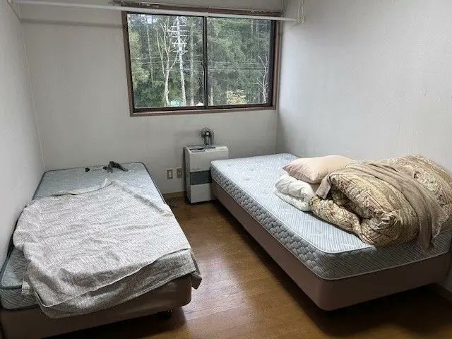 rizoba's tweet photo. 【⛷️スキー場先行募集⛷️】
先行募集はメリットたくさん♪

①白馬で一番身だしなみ自由！
└タトゥ・ネイルOK。長髪髪色も自由です。
②週に1回以上休みあり！
└休みの日はゲレンデで滑り倒せます！
※他の白馬のスキー場は半額でリフト券購入できます！
③お友達と一緒に参加できます。
└相部屋なので、早期応募で同部屋相談できます！

📍勤務地：長野県 #白馬
🗓️期間：12/14-12/18～3/22
🎫職種：チケット・販売
💰時給：1200円
🏠寮：相部屋
👱雇用形態：職業紹介
↓↓↓
https://t.co/waU8Ss1FlJ

#リゾバ #リゾートバイト #旅するように働く #スキー場