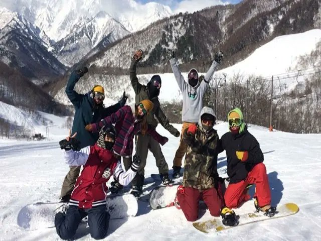 rizoba's tweet photo. 【⛷️スキー場先行募集⛷️】
先行募集はメリットたくさん♪

①白馬で一番身だしなみ自由！
└タトゥ・ネイルOK。長髪髪色も自由です。
②週に1回以上休みあり！
└休みの日はゲレンデで滑り倒せます！
※他の白馬のスキー場は半額でリフト券購入できます！
③お友達と一緒に参加できます。
└相部屋なので、早期応募で同部屋相談できます！

📍勤務地：長野県 #白馬
🗓️期間：12/14-12/18～3/22
🎫職種：チケット・販売
💰時給：1200円
🏠寮：相部屋
👱雇用形態：職業紹介
↓↓↓
https://t.co/waU8Ss1FlJ

#リゾバ #リゾートバイト #旅するように働く #スキー場