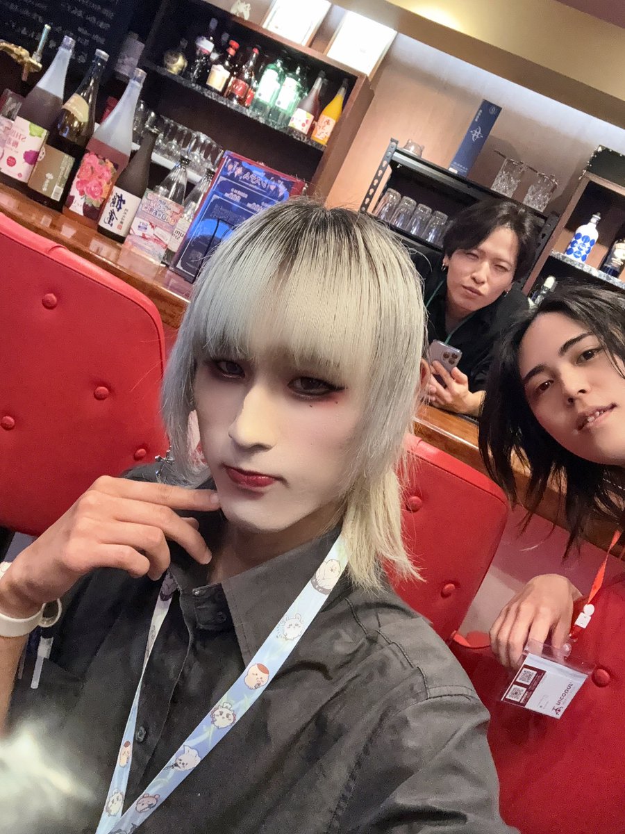 Hanakage_Asagi's tweet photo. 出勤してますー！
写り込みとむさんと一二三さん

 #京都  #バー  #コンカフェ  #メンコン  #ニコバー https://t.co/7lCb5PHrw9