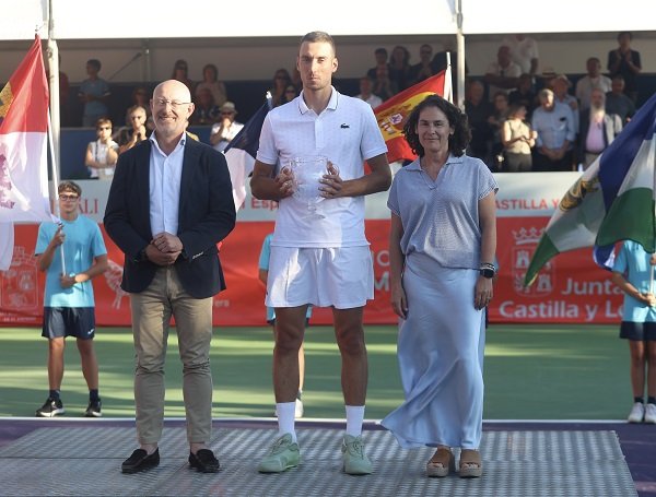 Tenis_Espinar's tweet photo. Fotos de la entrega de Premios del 40 Open Castilla y León Villa de El Espinar https://t.co/ajMAXlC9AN