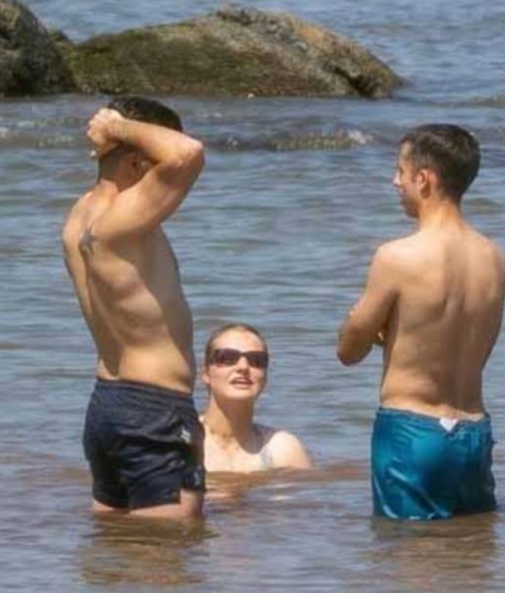 Eliza5553_'s tweet photo. Princess Leonor sharing relaxed moments on the water with friends from her naval training journey. 🌊 https://t.co/vHJVRfxbWA