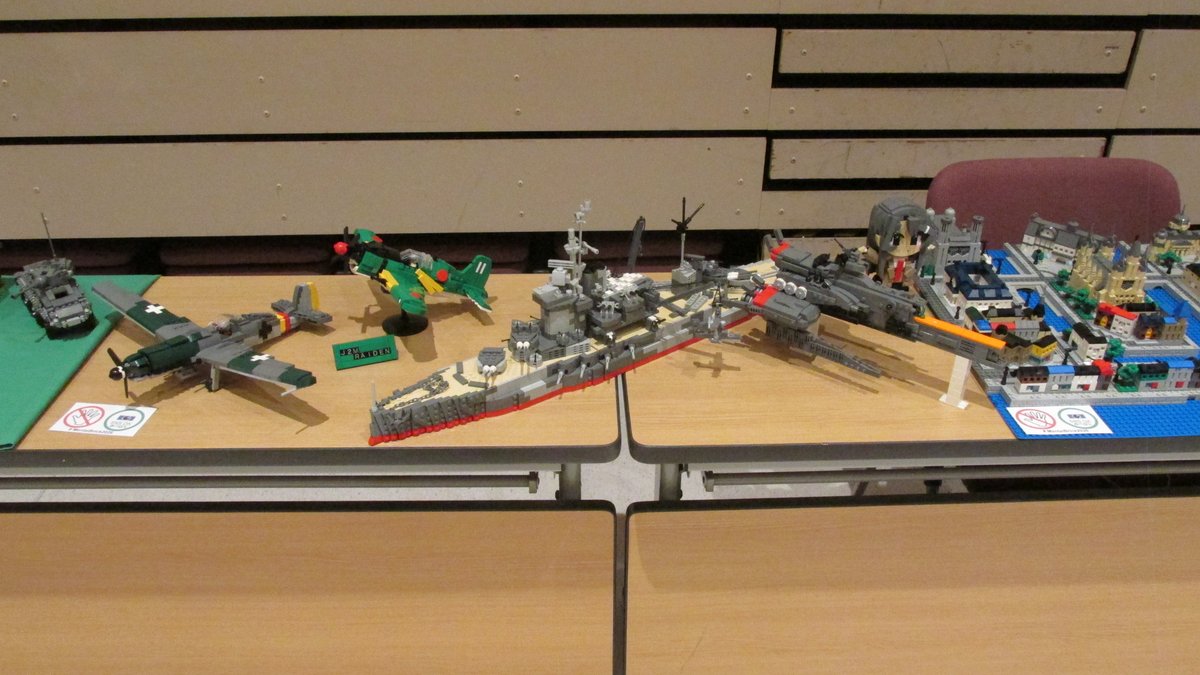 MasaoHidaka's tweet photo. #めんたいブリック2026 レポート (21)

とにーさんの作品たちです。
戦車、戦艦、飛行機、ロボ、建物、クルマなどなど、多種多様な作品群と物量は流石です。
どの作品も、細部までこだわって作っているところが、すばらしい！

#レゴ #福岡 https://t.co/dr7kaLjxr0