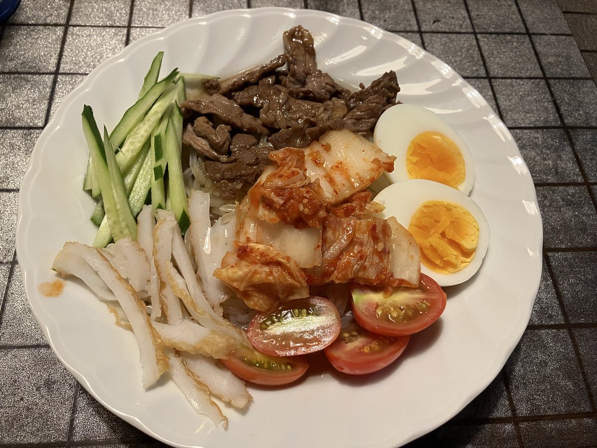 mogu_main's tweet photo. 牛肉の焼肉を乗せた具沢山の冷麺😋
さっぱり美味しかった✨️
ミニトマトは家庭菜園🍅 https://t.co/eLQNBEcrzC