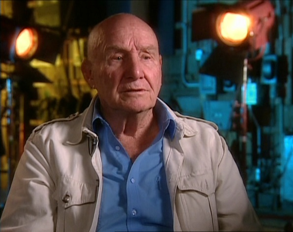 Disney_Wiki's tweet photo. Happy Birthday, to the late David Swift
He was an American screenwriter, animator, director, and producer, working on films such as #SnowWhite and #Pinocchio
He made his directing debut with #Pollyanna.
He also wrote #TheParentTrap, and directed and wrote the 1998 remake. https://t.co/uE0jRTrysF