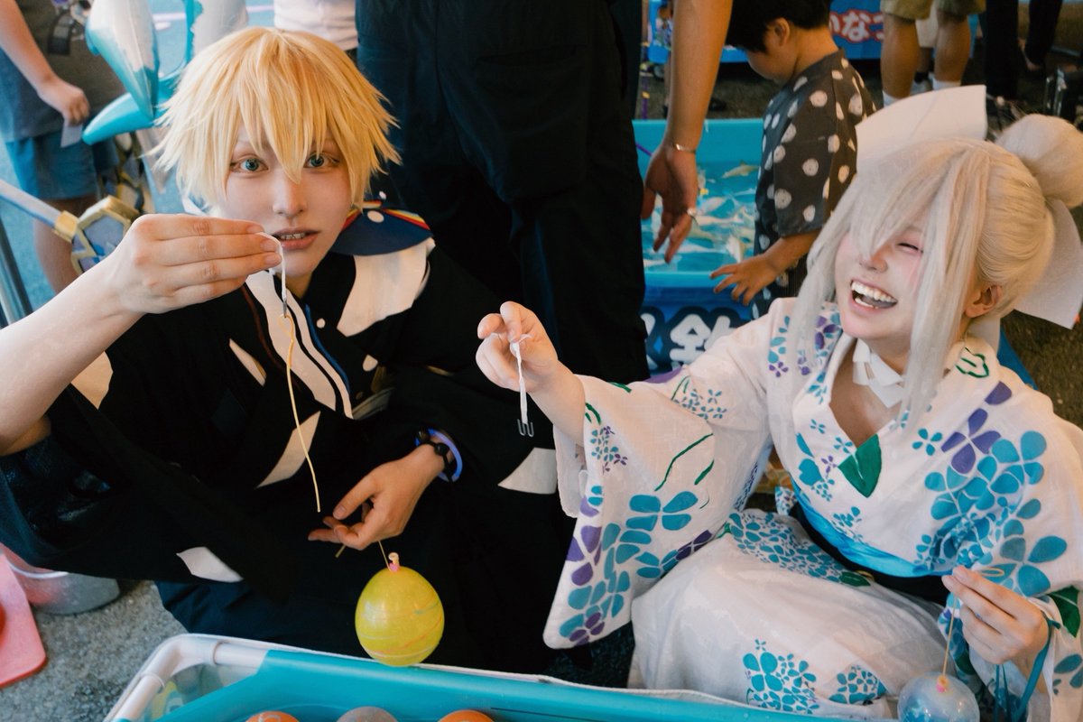 na_pi3's tweet photo. #アコスタ万博夏まつり

※🌈🕒/cosplay
ヨーヨー取りしたら紐だけ取れてめっちゃびっくりしてる🛡️と横で大笑いしてる📕の夏祭り

photo:れい https://t.co/VbvUz8bjbp