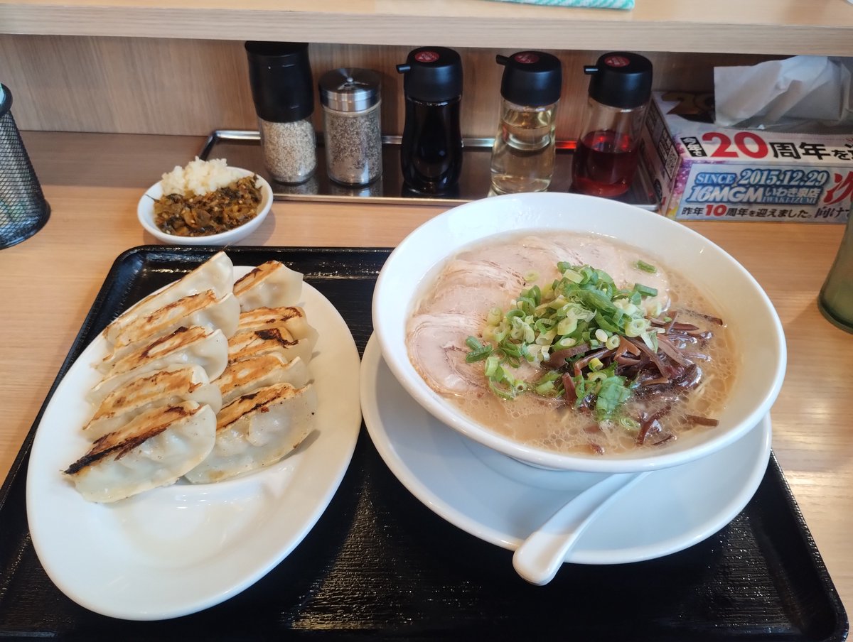 skull_punk47's tweet photo. カイゼルドラゴンの直近で食べたもの（珍しく飯をあげてみる） https://t.co/7rrxvstn0B