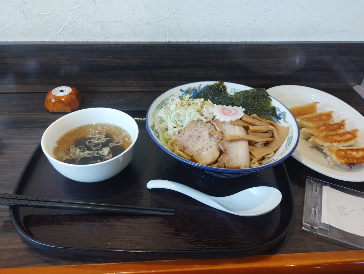skull_punk47's tweet photo. カイゼルドラゴンの直近で食べたもの（珍しく飯をあげてみる） https://t.co/7rrxvstn0B