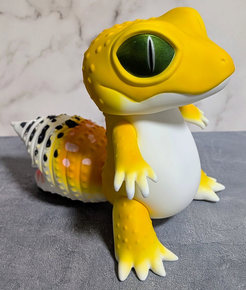 OFFZAKE_1's tweet photo. レオガロン

@toshihikoito さんの新作🦎
愛くるしい見た目に凶悪な尻尾というギャップが素晴らしい✨
手に取ってこそ分かる、滑らかな前面、触り心地の良い凸の背面がクセになる😄
想像していたより大きかったのも、目がメタリックな感じなのも可愛さが増してて良い👍

#ペインターネット
#WF2026S https://t.co/7Tgv1qaAHZ