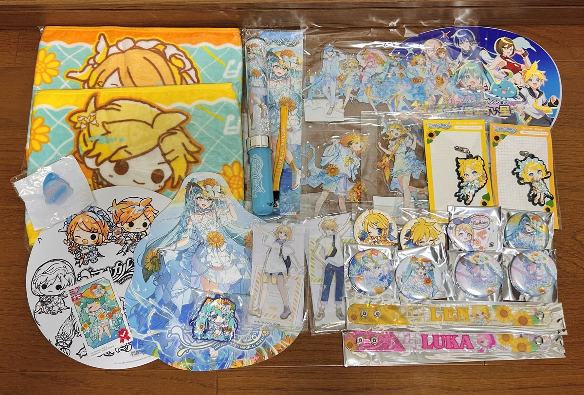 tukiya02's tweet photo. 企画展でゲットした戦利品たち🌻
今年の衣装も可愛すぎる✨ひまわりが鏡音に似合う🧡💛今年は1日だけしか行けなかったので多くは回れなかったけど、大方買いたいものは買えて嬉しい！
缶バッチの引きがミクさんに偏りすぎてる(笑)キラキラ嬉しい！
うちわ塗ってみた(黄色のペンがなかった…🫠) https://t.co/aoaeA8loY1