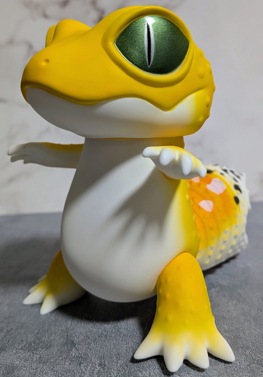 OFFZAKE_1's tweet photo. レオガロン

@toshihikoito さんの新作🦎
愛くるしい見た目に凶悪な尻尾というギャップが素晴らしい✨
手に取ってこそ分かる、滑らかな前面、触り心地の良い凸の背面がクセになる😄
想像していたより大きかったのも、目がメタリックな感じなのも可愛さが増してて良い👍

#ペインターネット
#WF2026S https://t.co/7Tgv1qaAHZ