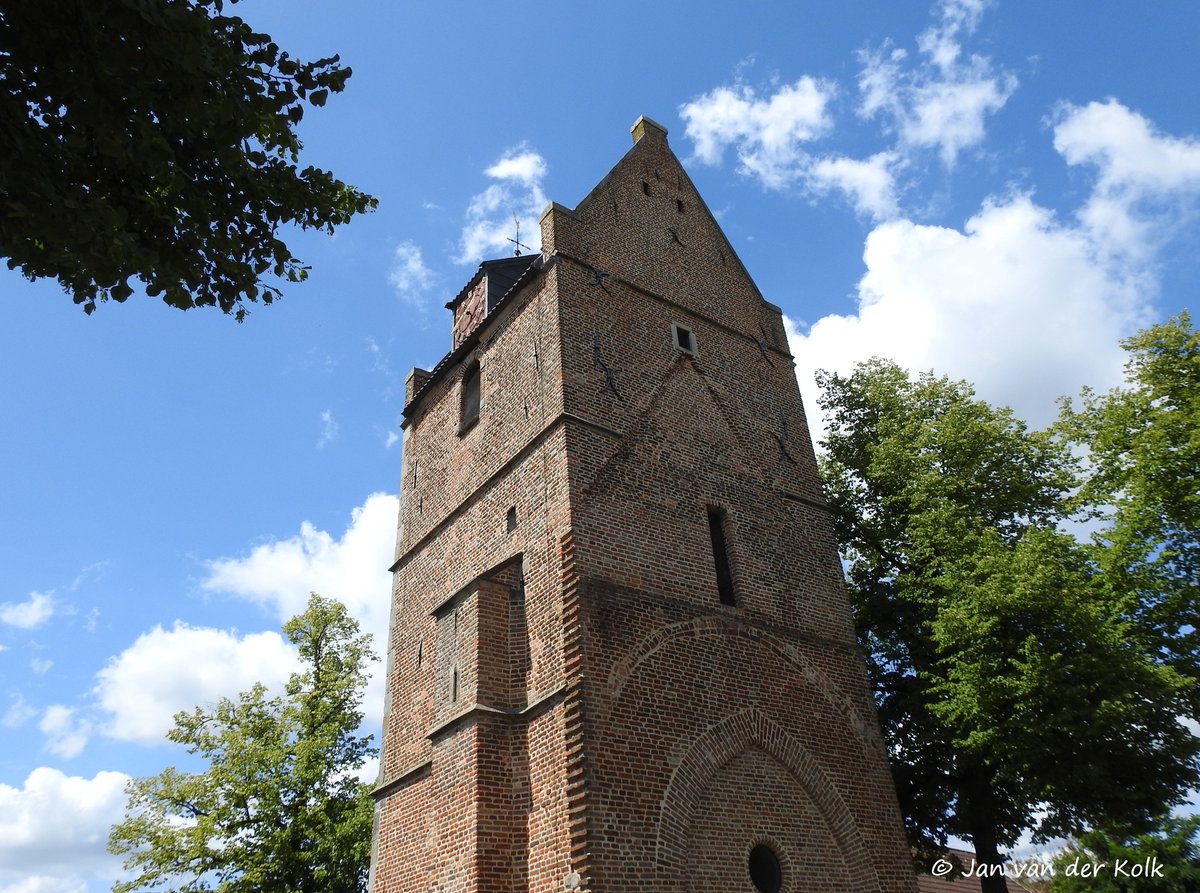 BekiekTwente's tweet photo. De Martinustoren (22 m. hoog) herinnert nog aan de oude Sint Martinuskerk, die in 1904 werd afgebroken. De toren is vermoedelijk uit de 14de/15de eeuw. De fundering rust gedeeltelijk op grote veldkeien.
#Losser #DeSchatkamerVanTwente
#Twente #BekiekTwente https://t.co/wozE4dIPo5