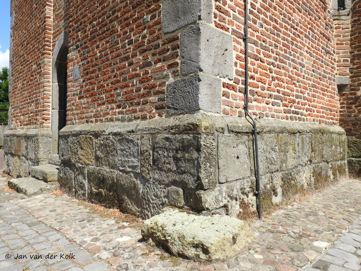 BekiekTwente's tweet photo. De Martinustoren (22 m. hoog) herinnert nog aan de oude Sint Martinuskerk, die in 1904 werd afgebroken. De toren is vermoedelijk uit de 14de/15de eeuw. De fundering rust gedeeltelijk op grote veldkeien.
#Losser #DeSchatkamerVanTwente
#Twente #BekiekTwente https://t.co/wozE4dIPo5