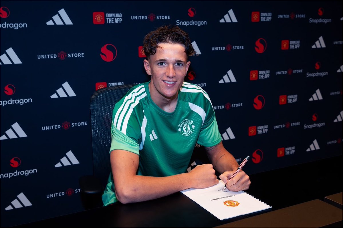 kitmarge1's tweet photo. Delighted to be here @ManUtd , Can’t wait to get going! #MUFC ❤️ https://t.co/zoz3J1OAsk