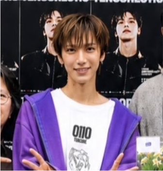 jeong1427lee's tweet photo. ใครอะ 55555555555555555555554555545555555 เขาทำไรกับเตน รูปโปสเตอร์ข้างหลังอีก แอพไหนนิ https://t.co/pYpgPIRD2W