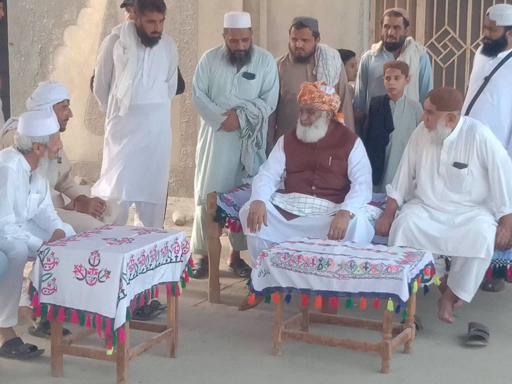 Sadaqatkhan_95's tweet photo. مولانا فضل الرحمان کے خلاف حکومت، بعض وزرا، سیاسی مخالفین اور بعض مذہبی شخصیات کی جانب سے تنقید اور منفی پراپیگنڈا جاری ہے، دوسری جانب آج مولانا فضل الرحمان نے اپنے آبائی حلقے میں عوام کے درمیان وقت گزارا۔
مولانا صاحب نے ضلع ڈیرہ اسماعیل خان کے علاقے پنیالہ میں اپنے خادم عتیق الرحمان کے سپر ایشیا اسٹور کا افتتاح کیا۔ اس موقع پر وہ اپنے کارکنوں اور مقامی لوگوں کے ساتھ خوشگوار ماحول میں موجود رہے، ملاقاتیں کیں اور عوامی رابطے کو برقرار رکھا۔
آج کی اس خوبصورت اور یادگار تصویر میں مولانا فضل الرحمان اپنے حلقے کے لوگوں کے درمیان 

پُرسکون اور خوشگوار انداز میں نظر آ رہے ہیں۔
اللہ تعالیٰ مولانا عتیق الرحمن کے کاروبار میں برکت عطاء فرمائے آمین ثم آمین

#عوام_مولانا_کے_سنگ
 #حق_کی_آواز_جمعیت
 #نکے_دا_پروپیگنڈا 
#شہدابہانہ_خزانہ_نشانہ 
#ذخائر_کے_چور