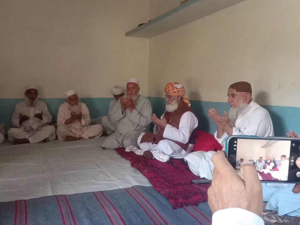 Sadaqatkhan_95's tweet photo. مولانا فضل الرحمان کے خلاف حکومت، بعض وزرا، سیاسی مخالفین اور بعض مذہبی شخصیات کی جانب سے تنقید اور منفی پراپیگنڈا جاری ہے، دوسری جانب آج مولانا فضل الرحمان نے اپنے آبائی حلقے میں عوام کے درمیان وقت گزارا۔
مولانا صاحب نے ضلع ڈیرہ اسماعیل خان کے علاقے پنیالہ میں اپنے خادم عتیق الرحمان کے سپر ایشیا اسٹور کا افتتاح کیا۔ اس موقع پر وہ اپنے کارکنوں اور مقامی لوگوں کے ساتھ خوشگوار ماحول میں موجود رہے، ملاقاتیں کیں اور عوامی رابطے کو برقرار رکھا۔
آج کی اس خوبصورت اور یادگار تصویر میں مولانا فضل الرحمان اپنے حلقے کے لوگوں کے درمیان 

پُرسکون اور خوشگوار انداز میں نظر آ رہے ہیں۔
اللہ تعالیٰ مولانا عتیق الرحمن کے کاروبار میں برکت عطاء فرمائے آمین ثم آمین

#عوام_مولانا_کے_سنگ
 #حق_کی_آواز_جمعیت
 #نکے_دا_پروپیگنڈا 
#شہدابہانہ_خزانہ_نشانہ 
#ذخائر_کے_چور