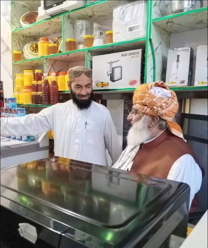 Sadaqatkhan_95's tweet photo. مولانا فضل الرحمان کے خلاف حکومت، بعض وزرا، سیاسی مخالفین اور بعض مذہبی شخصیات کی جانب سے تنقید اور منفی پراپیگنڈا جاری ہے، دوسری جانب آج مولانا فضل الرحمان نے اپنے آبائی حلقے میں عوام کے درمیان وقت گزارا۔
مولانا صاحب نے ضلع ڈیرہ اسماعیل خان کے علاقے پنیالہ میں اپنے خادم عتیق الرحمان کے سپر ایشیا اسٹور کا افتتاح کیا۔ اس موقع پر وہ اپنے کارکنوں اور مقامی لوگوں کے ساتھ خوشگوار ماحول میں موجود رہے، ملاقاتیں کیں اور عوامی رابطے کو برقرار رکھا۔
آج کی اس خوبصورت اور یادگار تصویر میں مولانا فضل الرحمان اپنے حلقے کے لوگوں کے درمیان 

پُرسکون اور خوشگوار انداز میں نظر آ رہے ہیں۔
اللہ تعالیٰ مولانا عتیق الرحمن کے کاروبار میں برکت عطاء فرمائے آمین ثم آمین

#عوام_مولانا_کے_سنگ
 #حق_کی_آواز_جمعیت
 #نکے_دا_پروپیگنڈا 
#شہدابہانہ_خزانہ_نشانہ 
#ذخائر_کے_چور