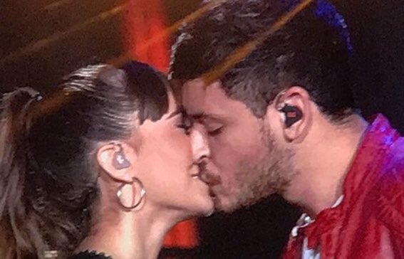 ffssmaes's tweet photo. Si me dieran un euro por cada vez que he visto a Aitana besar a un novio a través de una pantalla mientras tiene una lesión en el brazo/mano tendría 2 euros que no es mucho pero ya es casualidad https://t.co/f9lYZ0AkR7