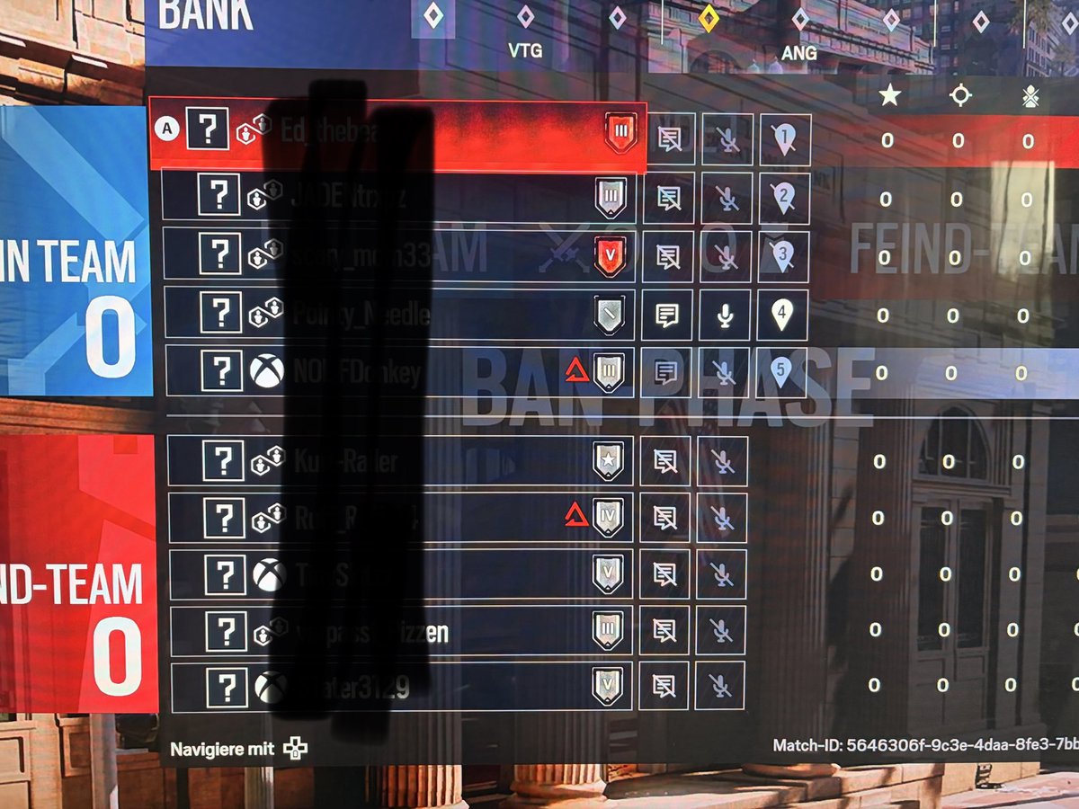 MMORPGJunkie's tweet photo. @R6Siege 
How is a silver team supposed to win with 2 clueless copper (III and V) players ?!
Matchmaking=worst since 2016. 
Players quit like crazy, every 3rd game on console is a 4vs5 or 3vs5. 
But the main thing is that we’re constantly being offered pointless skins in the shop https://t.co/pSfDjdtccg