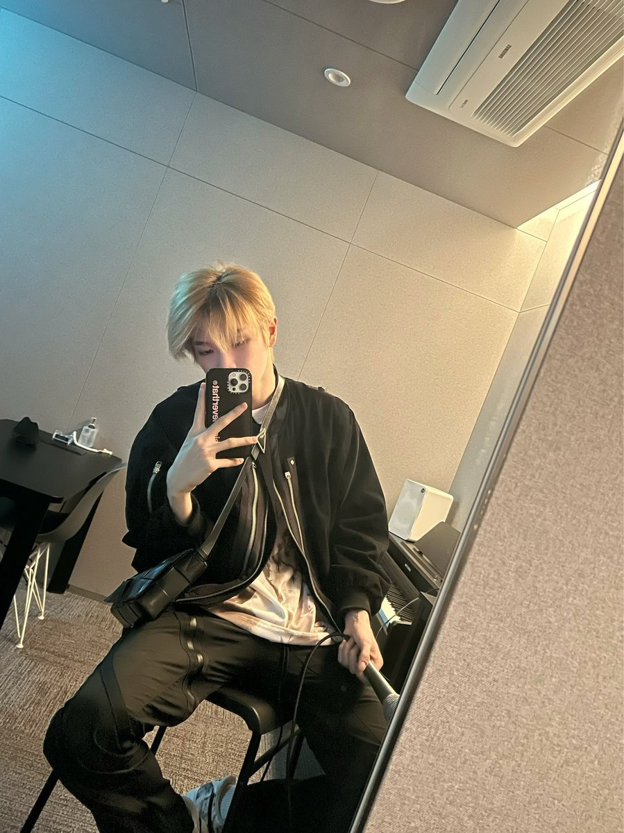 sungchaniou's tweet photo. im still thinking abt sungchan’s hair color.. can u pls send us a recent selca @ sungchan coz there’s no way it’s just the lighting… im convinced he dyed his hair https://t.co/3nqyEJoQMY