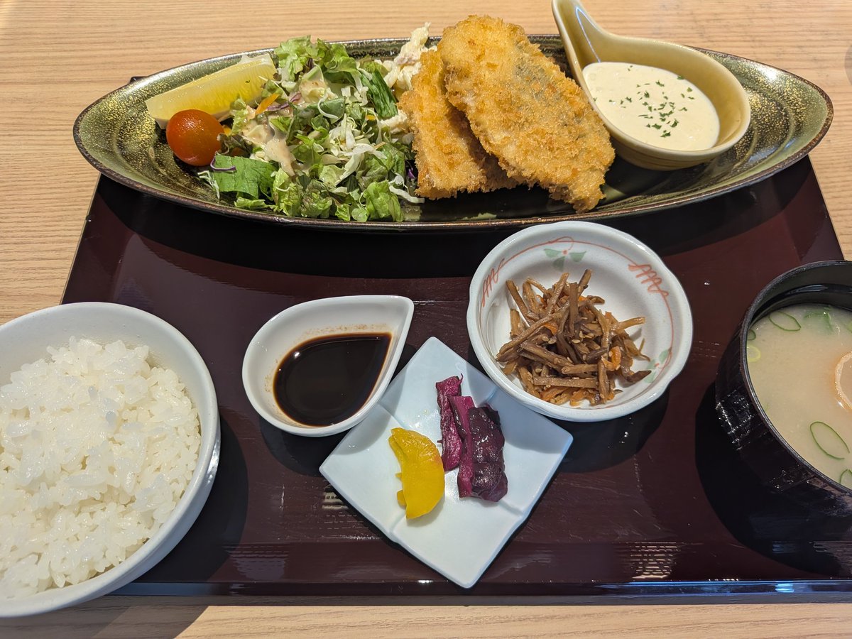 best_sleepest's tweet photo. 鯵フライはタルタルソースをすくうためのスプーン https://t.co/w4wldXRFhJ