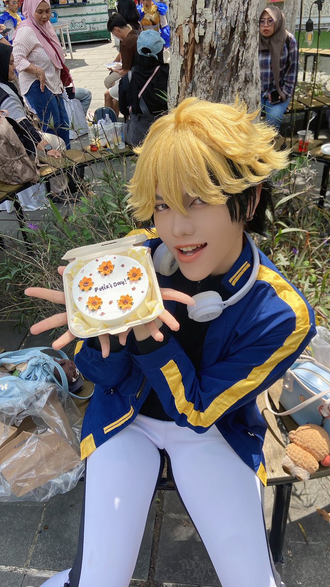 breadguettes's tweet photo. you and a field of sunflowers 🌻 

#夏斐0727生日快乐 
#夏斐生誕祭2026 https://t.co/QSh7A2yjLY