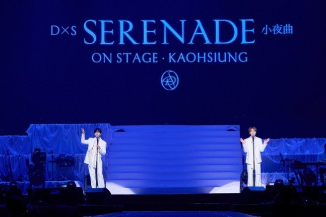 HISEUNGKWAN_TH's tweet photo. เมนโวคอล #SEVENTEEN #DxS สะกดผู้ชมกว่า 130,000 คน“เป็นไปได้เพราะความรักของกะรัต”

       โดคยอมXซึงกวานจัดคอนเสิร์ต ‘DxS [SERENADE] ON STAGE - KAOHSIUNG’ ที่ Kaohsiung Arena ในวันที่ 24~26 กรกฎาคม และได้พบปะผู้ชมกว่า 31,000 คน เดิมมีกำหนดจัดการแสดงเพียงวันเดียว แต่บัตรถูกจำหน่ายหมดอย่างรวดเร็ว จึงได้มีการเพิ่มรอบ อีกทั้งที่นั่งยังถูกจองเต็มทั้งหมดทันทีที่เปิดจอง ซึ่งแสดงให้เห็นถึงความนิยมอันล้นหลามของพวกเขา 

    เมื่อการแสดงจบลง โดคยอมXซึงกวานได้กล่าวว่า “พวกเรามีความสุขที่ได้เห็นทุกคนมีรอยยิ้ม การแสดงในครั้งนี้จบลงไปด้วยดีเพราะความรักของกะรัตทุกคน” และยังได้เสริมอีกว่า “สมาชิก SEVENTEEN คนอื่นๆ ต่างก็ใช้เวลาในการพัฒนาตัวเองให้เติบโตยิ่งขึ้นเพื่อทีม ฝากสนับสนุนพวกเราต่อไป และช่วยรอการกลับมาของ SEVENTEEN ในภาพลักษณ์ที่เท่กว่าเดิม” ซึ่งเรียกเสียงเชียร์อย่างล้นหลาม

       เริ่มต้นที่อินชอนในเดือนเมษายน โดคยอมXซึงกวาน ได้จัดคอนเสิร์ต ‘DxS [SERENADE] ON STAGE’ รวม 12 รอบใน 5 เมืองทั้งในและต่างประเทศ รวมถึงชิบะ แดกู และมาเก๊า สร้างหมุดหมายสำคัญในการ ‘ขายบัตรหมดทุกรอบการแสดง’ มีผู้ชมเข้าชมการแสดงกว่า 130,000 คนทั้งออนไลน์และออฟไลน์

https://t.co/Fa70mcVLLo