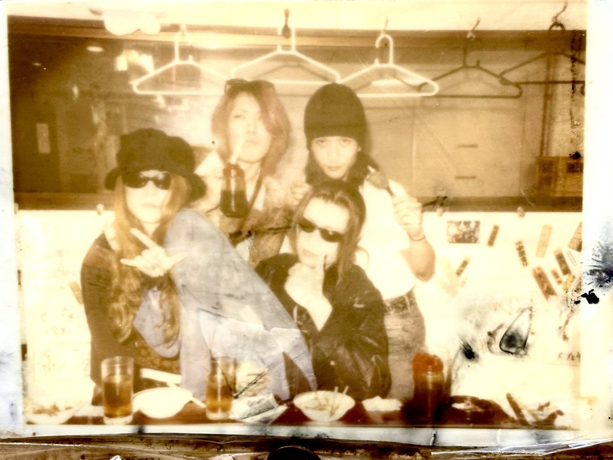 gackt_c0704's tweet photo. 広島の大丸堂さんにて！
MALICE MIZER時代のGACKTのサインがある！（29年前‼︎）当時ポラロイドで撮った写真も貼ってあります！3枚撮ってその中で自分達で選んだ写真とのこと。当時の話も伺いました！
ちなみにGACKTやマリスファンよりキリショーのファンがこのサインを撮って行くそうです。
#GACKT https://t.co/UUJGb5L8qd