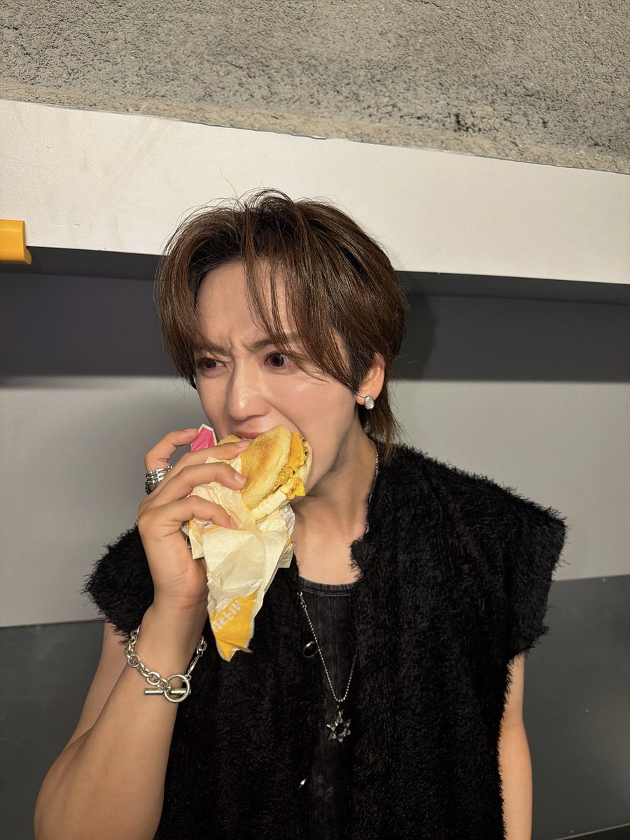RyononK's tweet photo. インスタグラマーの理想と現実 https://t.co/xSwLjCQfFq