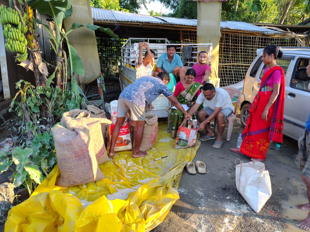 himantabiswa's tweet photo. Relief efforts are in full swing across flood affected areas of Assam.  

So far, over 211 MT of rice, along with drinking water, tarpaulins and other essentials, has reached affected families.

#AssamFloods https://t.co/pusy4CYwle