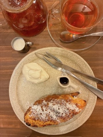 enseimeshi's tweet photo. 【谷��四丁目/谷町六丁目】大阪
おやつカフェHOLIC

久しぶりに行ったら改装して座席が増えてました。狭いながらも奥のすみっこが落ち着きそう。バゲットのフレンチトーストは表面を炙ってブリュレ状にパリパリ。切る時の手応えが小気味良い。店ごとの個性が楽しい。しかもお値段お手頃でびっくり。 https://t.co/x9Ys8PDQvb
