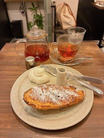 enseimeshi's tweet photo. 【谷��四丁目/谷町六丁目】大阪
おやつカフェHOLIC

久しぶりに行ったら改装して座席が増えてました。狭いながらも奥のすみっこが落ち着きそう。バゲットのフレンチトーストは表面を炙ってブリュレ状にパリパリ。切る時の手応えが小気味良い。店ごとの個性が楽しい。しかもお値段お手頃でびっくり。 https://t.co/x9Ys8PDQvb