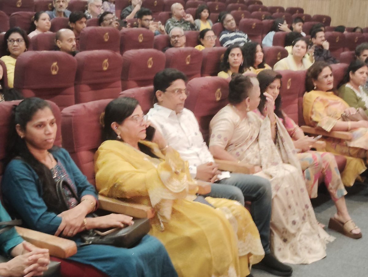 YKilledar's tweet photo. दादर मधील प्रसिद्ध अशा सीबझ या संस्थेतर्फे आयोजित करण्यात आलेल्या बडे अच्छे लगते है ह्या सांगितीक कार्यक्रमाला उपस्थित राहिलो. ह्यावेळी माझ्यासह अभिनेत्री सविताताई मालपेकर, महाराष्ट्र नवनिर्माण सेनेच्या सरचिटणीस श्रीमती रिटाताई गुप्ता देखील उपस्थित होत्या. दादरमध्ये असे करमणूकीचे तसेच इतरही सामाजिक कार्यात सक्रिय असलेल्या ह्या कार्यक्रमाच्या आयोजिका सौ.मनाली कामत ह्यांना त्यांच्या पुढील उपक्रमासाठी शुभेच्छा दिल्या.

I attended the musical programme Bade Achhe Lagte Hain, organised by the renowned SEABZ organisation from Dadar.

Actress Savita Malpekar and Maharashtra Navnirman Sena General Secretary Smt. Rita Gupta were also present on the occasion.

I congratulated the programme’s organiser, Smt. Manali Kamat, who has been actively working to organise such entertaining programmes and contribute to various social initiatives in Dadar, and extended my best wishes for her future endeavours.

#BadeAccheLagteHai #SeaBuzz #SavitaMalpekar #MNSAdhikrut #AaplaYashwant