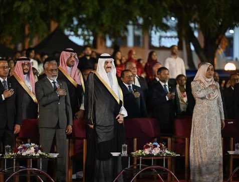 KSAembassyMV's tweet photo. نيابةً عن صاحب السمو الملكي الأمير #محمد_بن_سلمان_بن_عبدالعزيز_آل_سعود، ولي العهد رئيس مجلس الوزراء -حفظه الله-، حضر صاحب السمو الملكي الأمير الدكتور #منصور_بن_متعب_بن_عبدالعزيز_آل_سعود، وزير الدولة عضو مجلس الوزراء ومستشار #خادم_الحرمين_الشريفين، احتفال جمهورية #المالديف بالذكرى الحادية والستين للاستقلال، ضيفَ شرفِ البلاد في هذه المناسبة الوطنية، بما يجسد متانة العلاقات السعودية المالديفية، وما تحظى به من اهتمامٍ ورعايةٍ من قيادتي البلدين الشقيقين. ورافق سموَّه في مراسم الاحتفال  سفير خادم الحرمين الشريفين لدى جمهورية المالديف، الأستاذ/ #يحيى_بن_حسن_القحطاني.