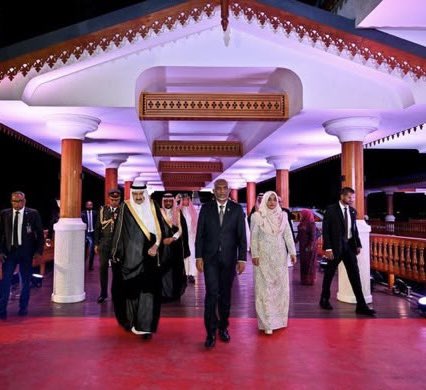 KSAembassyMV's tweet photo. نيابةً عن صاحب السمو الملكي الأمير #محمد_بن_سلمان_بن_عبدالعزيز_آل_سعود، ولي العهد رئيس مجلس الوزراء -حفظه الله-، حضر صاحب السمو الملكي الأمير الدكتور #منصور_بن_متعب_بن_عبدالعزيز_آل_سعود، وزير الدولة عضو مجلس الوزراء ومستشار #خادم_الحرمين_الشريفين، احتفال جمهورية #المالديف بالذكرى الحادية والستين للاستقلال، ضيفَ شرفِ البلاد في هذه المناسبة الوطنية، بما يجسد متانة العلاقات السعودية المالديفية، وما تحظى به من اهتمامٍ ورعايةٍ من قيادتي البلدين الشقيقين. ورافق سموَّه في مراسم الاحتفال  سفير خادم الحرمين الشريفين لدى جمهورية المالديف، الأستاذ/ #يحيى_بن_حسن_القحطاني.