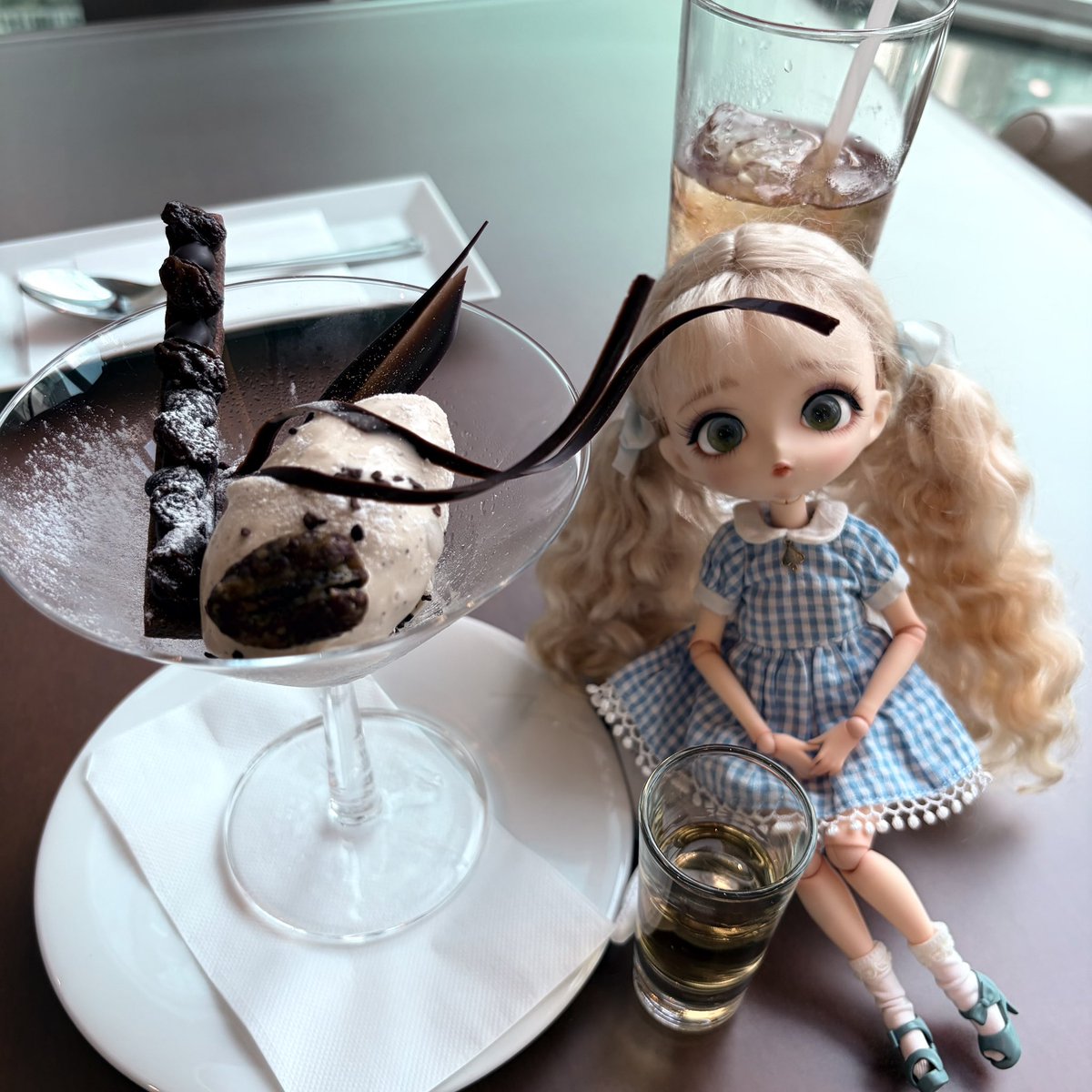 mimichan_d's tweet photo. 一緒にカフェ〜♪と思って来たんだけどゴソゴソしている間にチョコが倒れてしまった。 https://t.co/z8Wt9oatXY