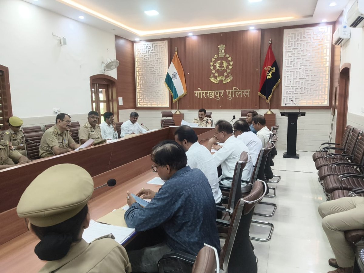 gorakhpurpolice's tweet photo. #gorakhpurpolice 

➡️#spcrime की अध्यक्षता में SJPU & AHT की मासिक समीक्षा बैठक रिजर्व पुलिस लाइन गोरखपुर में की गयी, जिसमें बाल अपराध, मानव तस्करी, बाल श्रम व POCSO मामलों की समीक्षा कर संबंधित अधिकारियों को कार्रवाई के निर्देश दिए गए ।

#UPPolice  
@dgpup @AdgGkr @adgzonegkr @diggorakhpur