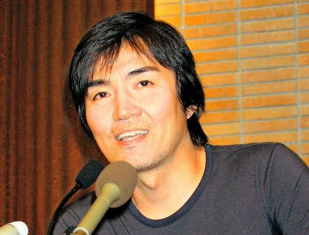 gucci0421777's tweet photo. 東野圭吾　武勇伝

1. 会社員として働きながら小説を書き、
『放課後』で江戸川乱歩賞を獲得

2. デビュー後は長い売れない時代を経験するも、
執筆を続けて国民的作家へ成り上がる

3. 直木賞に5回落選しても書き続け、
6回目の『容疑者Xの献身』で受賞

4. 『容疑者Xの献身』で直木賞だけでなく、
本格ミステリ大賞まで同時に獲得

5. 同作で主要ミステリーランキング
3冠も達成する圧倒的評価を獲得

6. 100冊目の著書を刊行した2023年、
国内累計発行部数1億部を突破

7. 著書100冊で1億部という、
1冊平均約100万部の怪物級記録を達成

8. 作品は37の国と地域で出版され、
国内外の累計は推定1億6800万部超え

9. 2023年には紫綬褒章と菊池寛賞を受賞し、
人気だけでなく文化的功績まで認められる

10. 趣味の域を超えて私財を投じ、
日本一のスノーボーダーを決める大会を創設