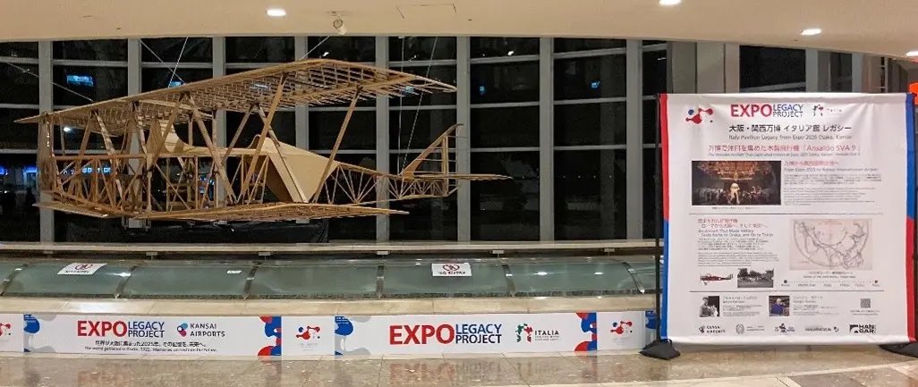 travelcat_jp's tweet photo. 🇮🇹万博イタリア館の「あの木製飛行機」が関空にやってきた✈️✨

万博で天井に展示され、「かっこいい！」「もう一度見たい！」と話題になった実物大の木製飛行機が、関西国際空港で一般公開されています！

この飛行機は、1920年にローマから約18,000km・107日をかけて日本へ飛行した「Ansaldo SVA9」の復元機。日本とイタリアの友好の歴史を象徴する機体で、万博終了後も多くの人に見てもらえるよう、関空へ移設されました🇮🇹🇯🇵

📍関西国際空港 エアロプラザ2階「水の広場」（テラス部分）
🕒24時間見学自由
💰無料
📅展示期間：2026年7月25日〜2027年3月頃予定

万博の思い出をもう一度感じたい人や、イタリア館が大好きだった人はぜひチェックしてみてください✈️✨

保存して次のおでかけの参考に📌
旅行・おでかけ情報は @travelcat_jp をフォロー🐈