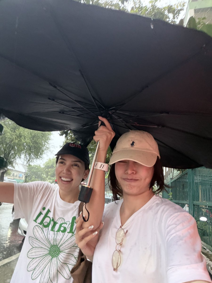 Bell_Sarunrat's tweet photo. ฝนก็ตก ร่มก็พัง ชีวิต https://t.co/njEdbPty5Y